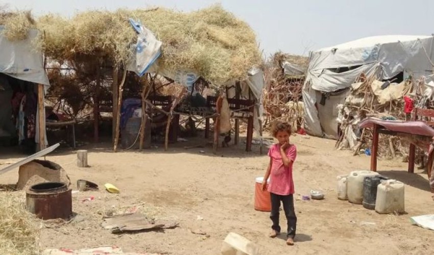 كارثة إنسانية تتهدد مئات النازحين بالحديدة بعد نهب الحوثيين طعامهم